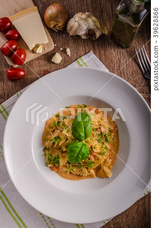Pasta with tomato sauce with garlic 39628866