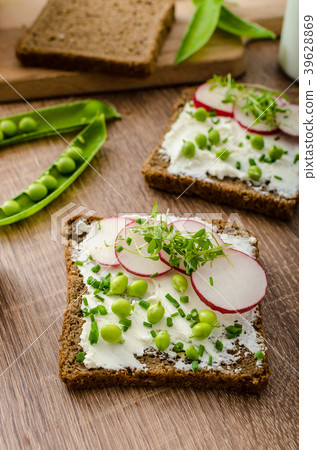 Healthy wholemeal bread with herbs 39628869