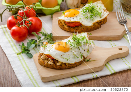 Healthy dinner panini toast, egg and vegetable 39628870