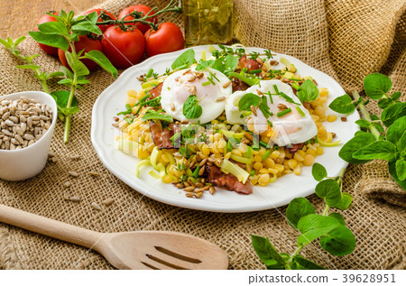 Spring salad of lentils with poached egg Spring salad of lentils with poached egg 39628951