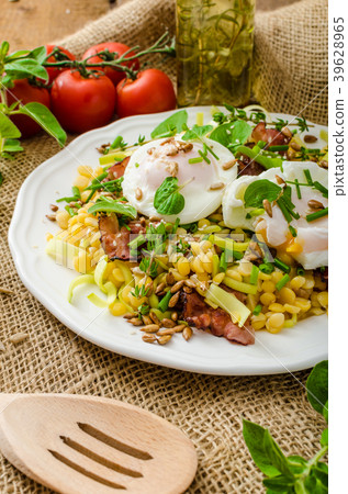 Spring salad of lentils with poached egg Spring salad of lentils with poached egg 39628965