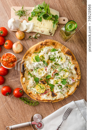 Pizza Bianco with Rosemary and Pancetta Pizza Bianco with Rosemary and Pancetta 39628966
