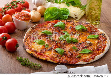 Cheese pizza with chilli and basil Cheese pizza with chilli and basil 39628967