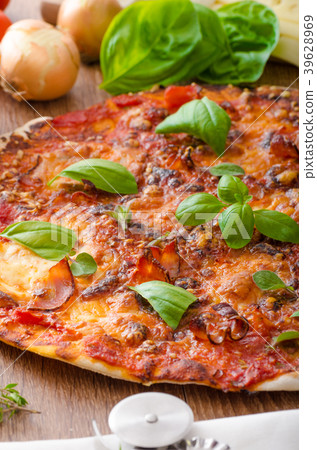 Cheese pizza with chilli and basil 39628969