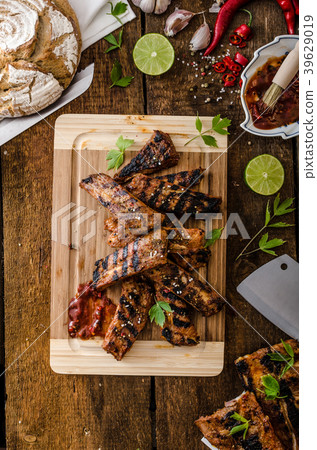 Grilled Spareribs in spicy marinade with beer and rustic bread Grilled Spareribs in spicy marinade with beer and rustic bread 39629019