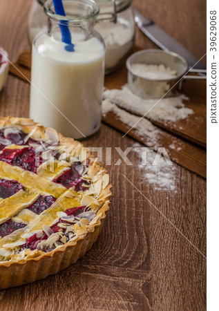 Shortbread tart with cherries 39629068
