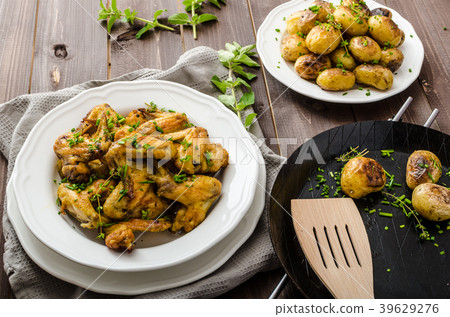 Roasted chicken wings with new potato 39629276