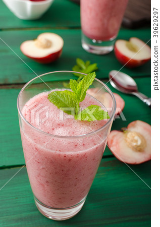 Nectarine smoothie with mint 39629297