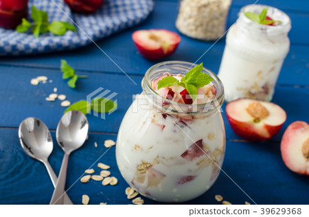 Domestic yogurt with fruit and granola Domestic yogurt with fruit and granola 39629368