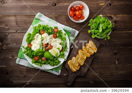 Lamb's lettuce salad with mozzarella, tomato and basil Lamb's lettuce salad with mozzarella, tomato and basil 39629394