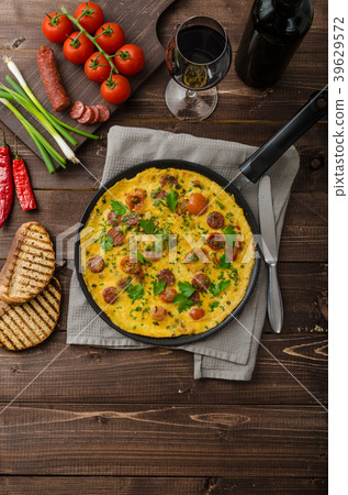 Mens omelette with chorizo 39629572