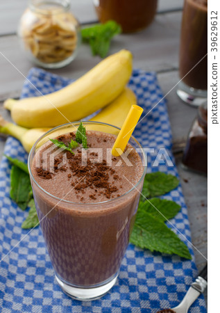 Chocolate-banana smoothie 39629612