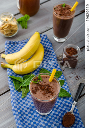 Chocolate-banana smoothie 39629639