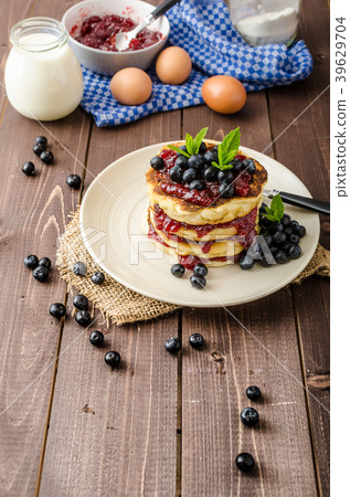 Glutten-free pancakes with jam and blueberries 39629704