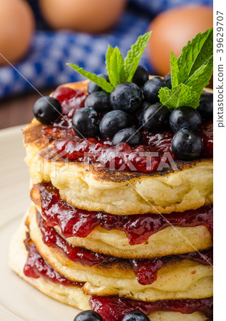 Glutten-free pancakes with jam and blueberries Glutten-free pancakes with jam and blueberries 39629707