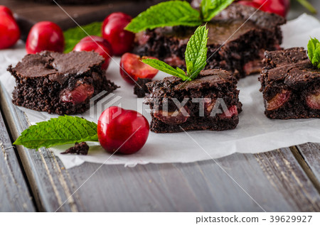 Chocolate brownies with cherries Chocolate brownies with cherries 39629927