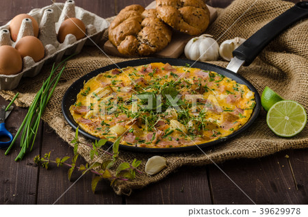 Egg omeletta with ham and herbs 39629978