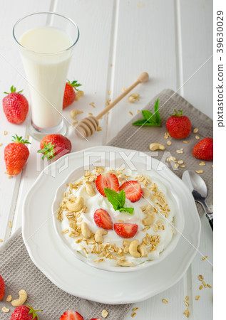 Domestic yogurt with strawberries 39630029