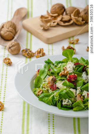 Salad with blue cheese and balsamic dressing 39630516