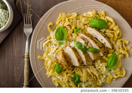 Pasta with cheese and chicken 39630595