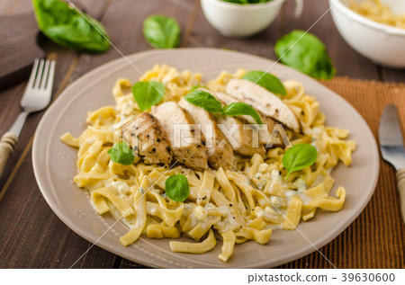 Pasta with cheese and chicken 39630600