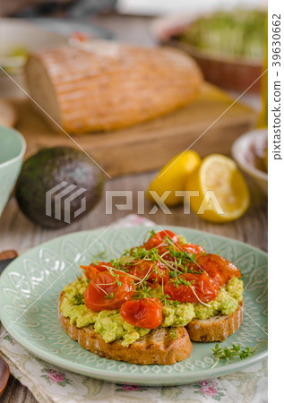 Avocado spread with tomatoes Avocado spread with tomatoes 39630662