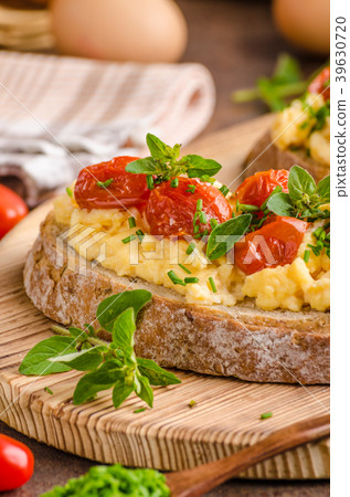 Bread scrambledd eggs Bread scrambledd eggs 39630720