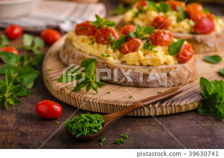 Bread scrambledd eggs 39630741