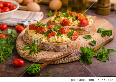Bread scrambledd eggs Bread scrambledd eggs 39630742