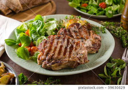 Grilled pork chops Grilled pork chops 39630829