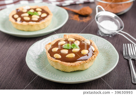 Chocolate tartalets with nuts 39630993