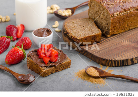 Nutella spread with wholegrain bread Nutella spread with wholegrain bread 39631022