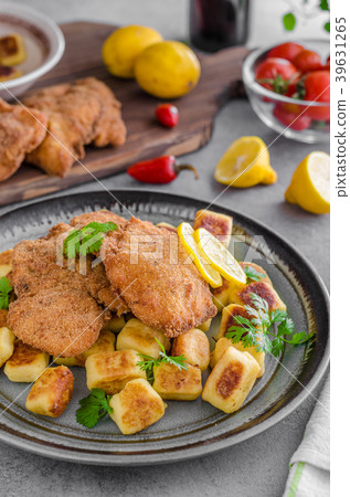 Schnitzel original with lemon and gnocchi fried Schnitzel original with lemon and gnocchi fried 39631265