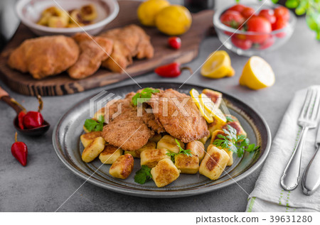 Schnitzel original with lemon and gnocchi fried 39631280