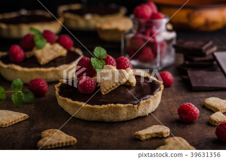 Chocolate tartalets with nuts 39631356