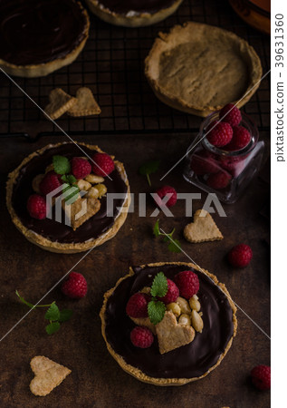 Chocolate tartalets with nuts 39631360