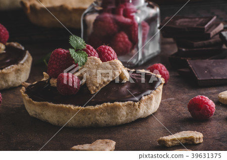 Chocolate tartalets with nuts 39631375