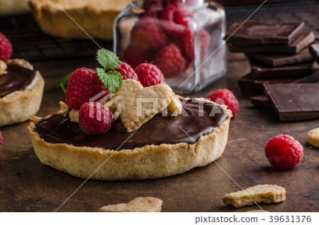 Chocolate tartalets with nuts Chocolate tartalets with nuts 39631376