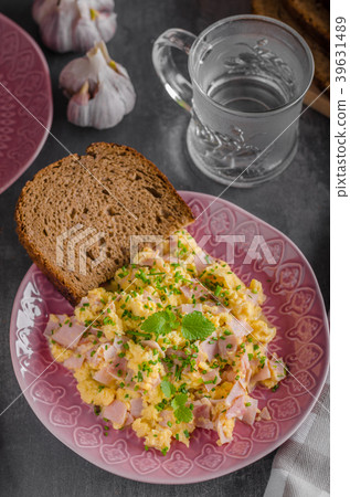 Scrambled eggs, wholegrain bread Scrambled eggs, wholegrain bread 39631489