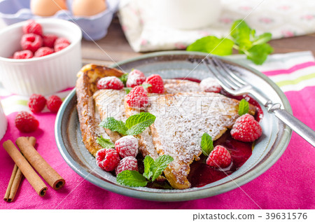 French toast with berries 39631576