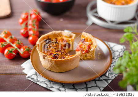 Mini quiche wih sausages 39631825