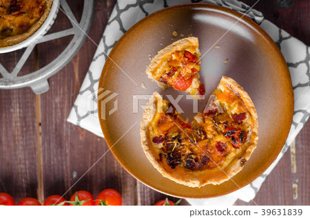 Mini quiche wih sausages Mini quiche wih sausages 39631839