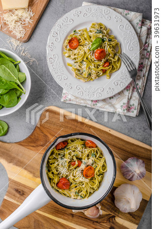 Delicious pasta with blue cheese 39631973