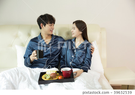 Conceptable photo of new married couple daily life. 004 39632539