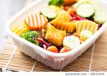 Vegetables salad in a plastic box, healthy food Vegetables salad in a plastic box, healthy food 39632690
