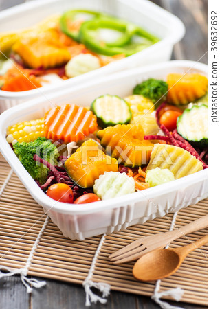 Vegetables salad in a plastic box, healthy food Vegetables salad in a plastic box, healthy food 39632692