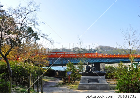 宇治橋和Uji-Ju紀念碑在宇治河上 宇治橋和Uji-Ju紀念碑在宇治河上 39632732