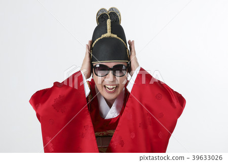 A middle-aged man who dressed a king's clothes making funny expression photo. 377 A middle-aged man who dressed a king's clothes making funny expression photo. 377 39633026
