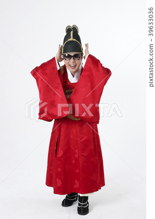 A middle-aged man who dressed a king's clothes making funny expression photo. 379 A middle-aged man who dressed a king's clothes making funny expression photo. 379 39633036
