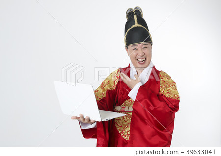 A middle-aged man who dressed a king's clothes making funny expression photo. 358 39633041